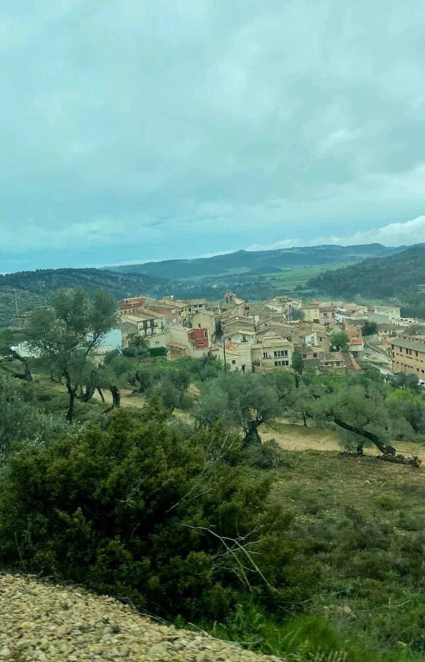 Vista panorámica de Lledó rodeado por los paisajes rurales y montañosos del Matarraña.