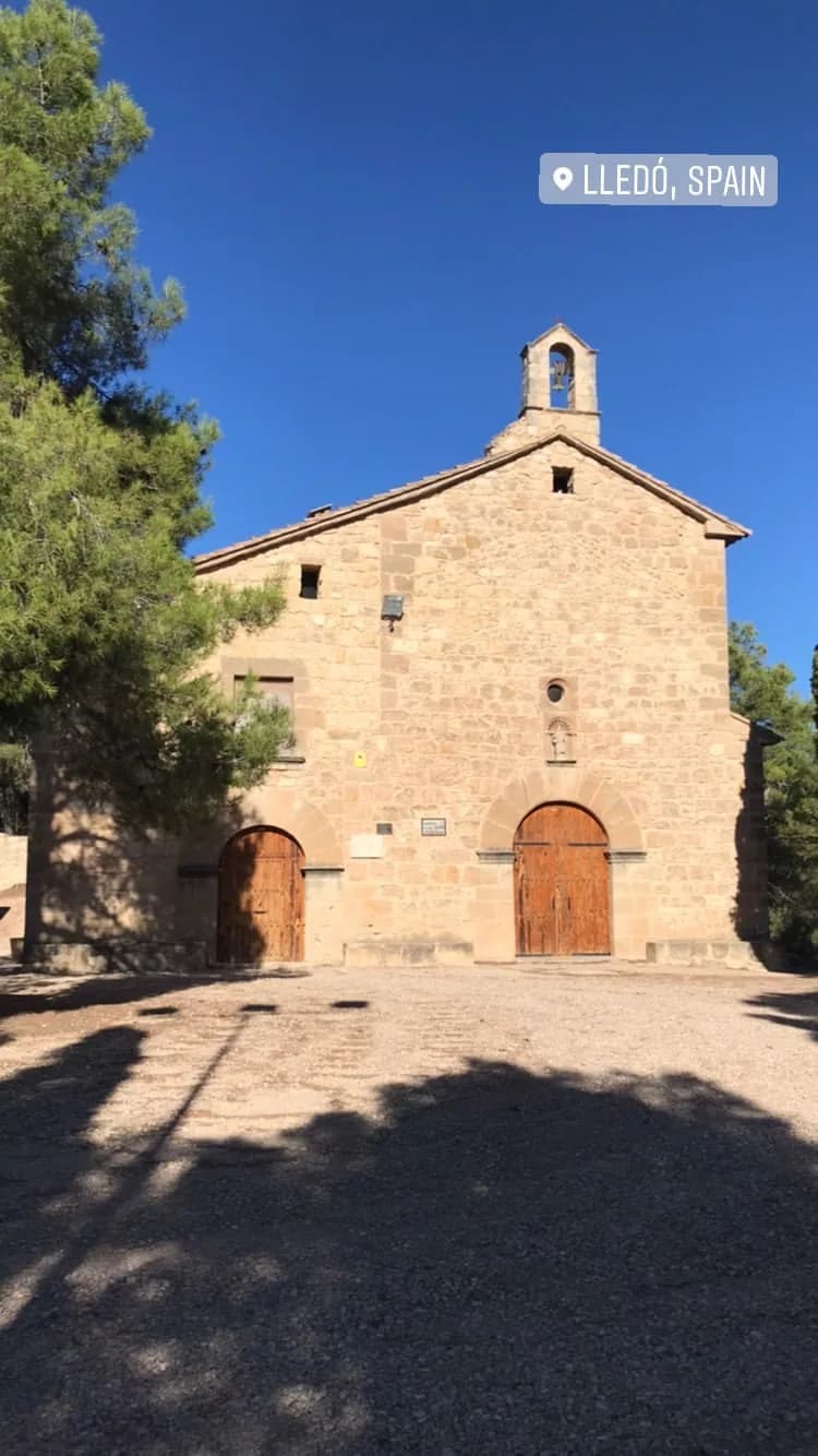 La ermita de Lledó, construida en piedra y rodeada por el paisaje natural de la localidad.