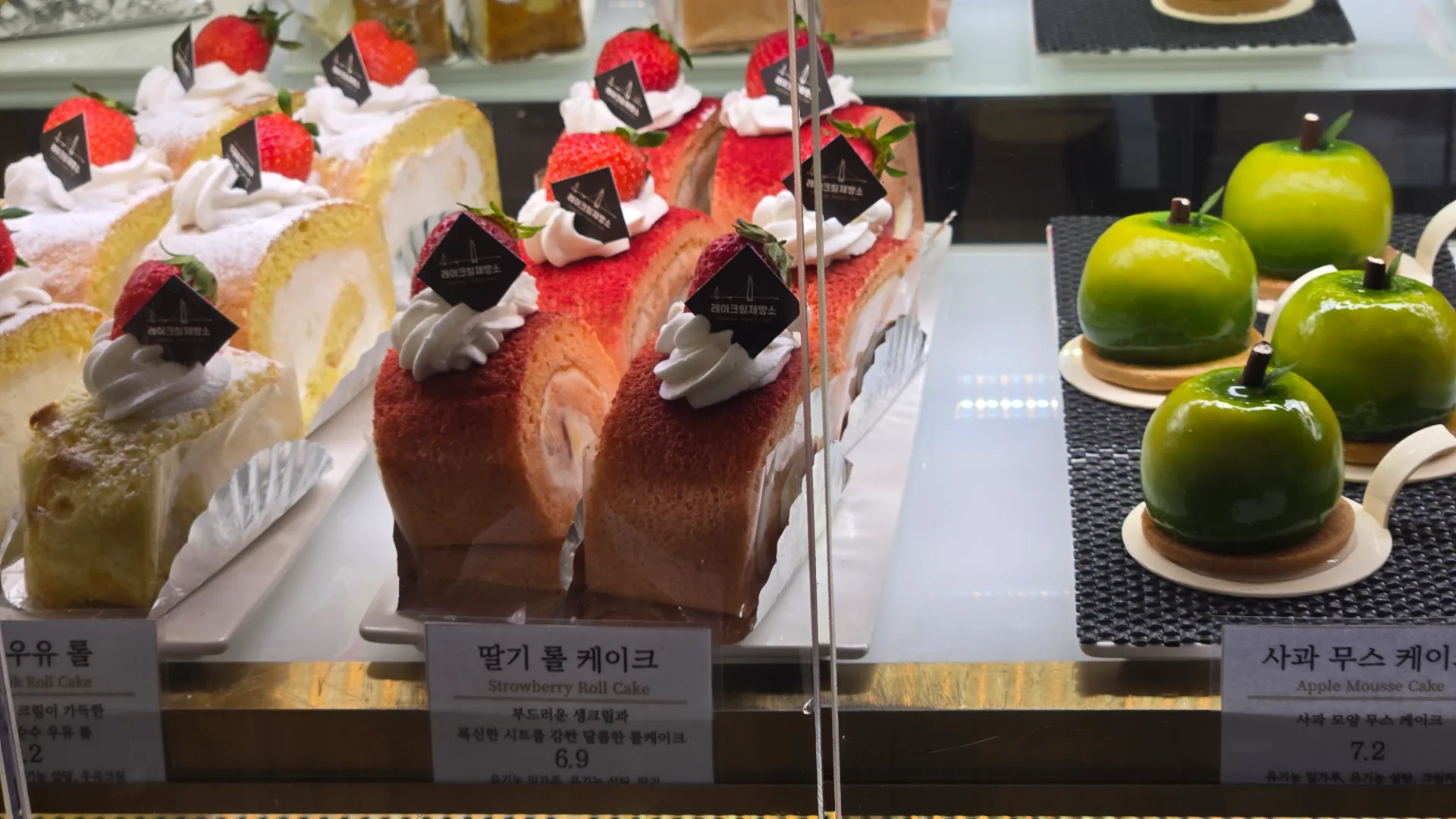 광이 도는 딸기 모양 무스 케이크